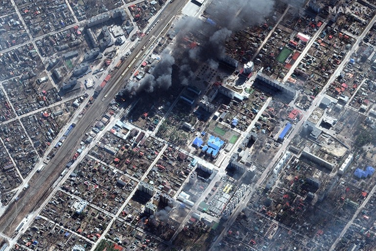ロシア軍の爆撃で火災が発生したイルピンの様子/Maxar Technologies