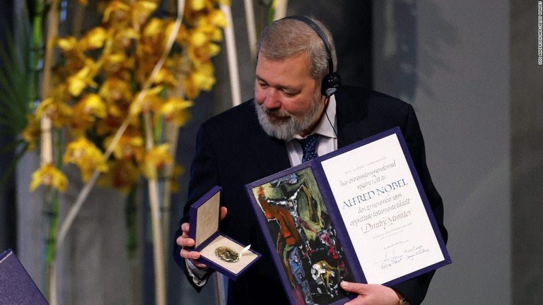 ノーベル平和賞の授賞式でメダルを受け取ったドミトリー・ムラトフ氏＝２０２１年１２月１０日、ノルウェー・オスロ/Odd Andersen/AFP/Getty Images