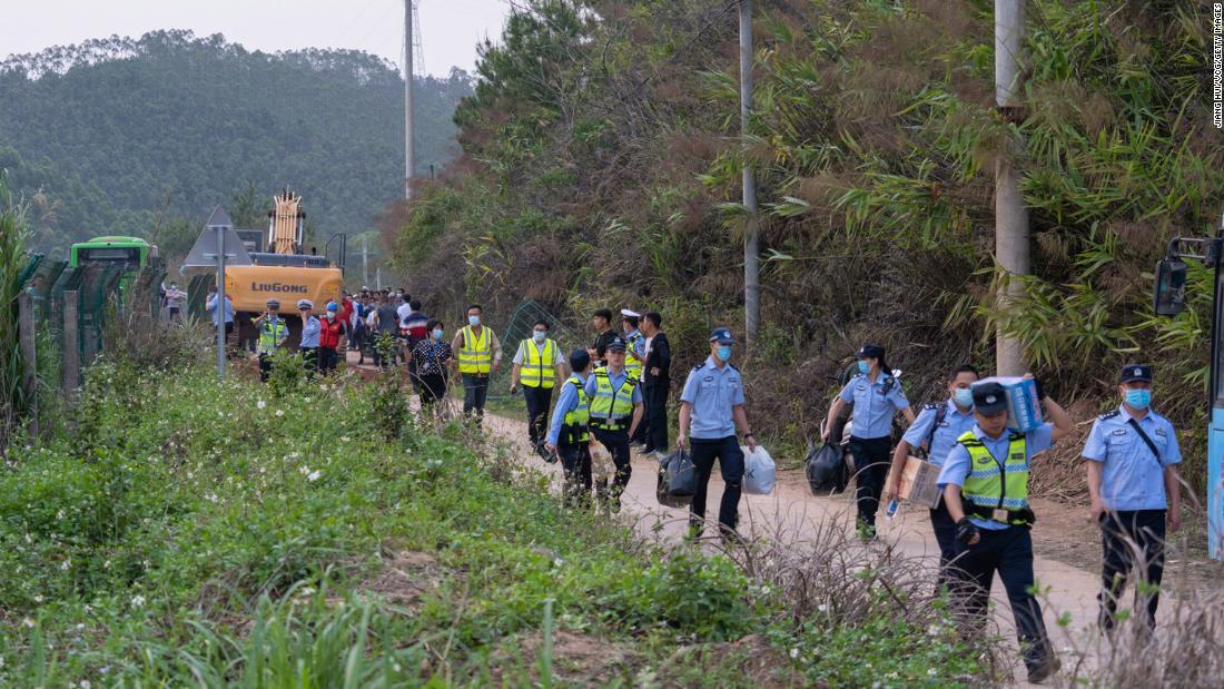 墜落現場に到着した救助隊員ら＝２１日/Jiang Hui/VCG/Getty Images