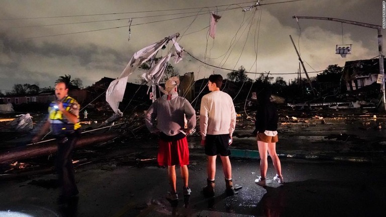 米ニューオーリンズ郊外で大規模な竜巻が発生し、１人が死亡した/Gerald Herbert/AP