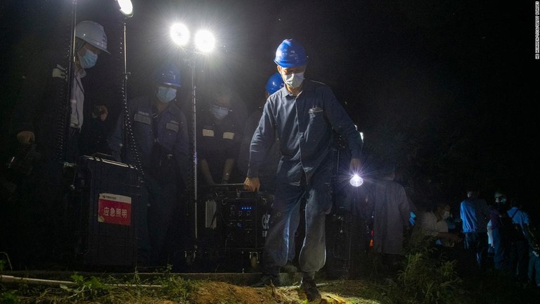 墜落事故現場に照明器具が設置された＝２１日/He Huawen/VCG/Getty Images