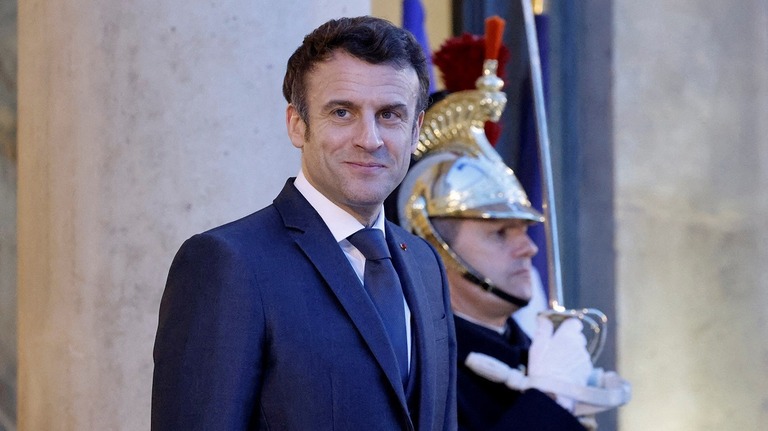 フランスのマクロン大統領＝２１日、フランス・パリのエリゼ宮（フランス大統領府）外/Ludovic Marin/Pool/Reuters