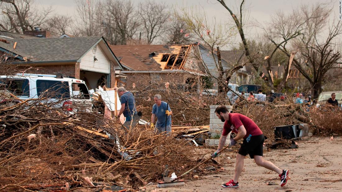 被害を受け、撤去作業を行う住民＝２１日、米テキサス州ラウンドロック/Jay Janner/AP