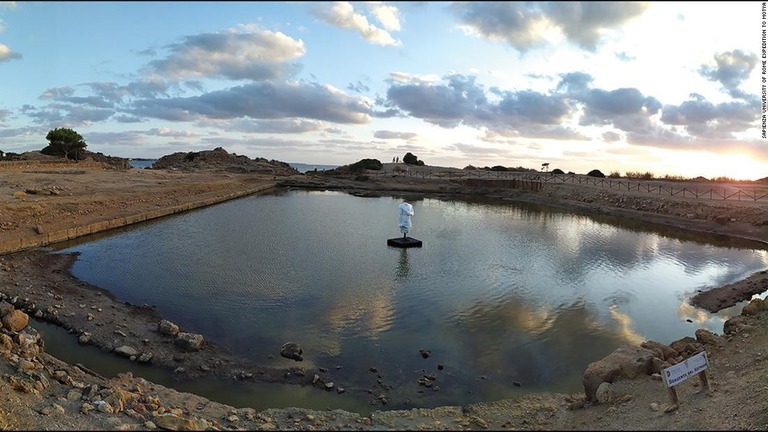 シチリア島西岸沖の人工湖。再び水で満たされ、中央に像のレプリカが配置されている/Sapienza University of Rome Expedition to Motya