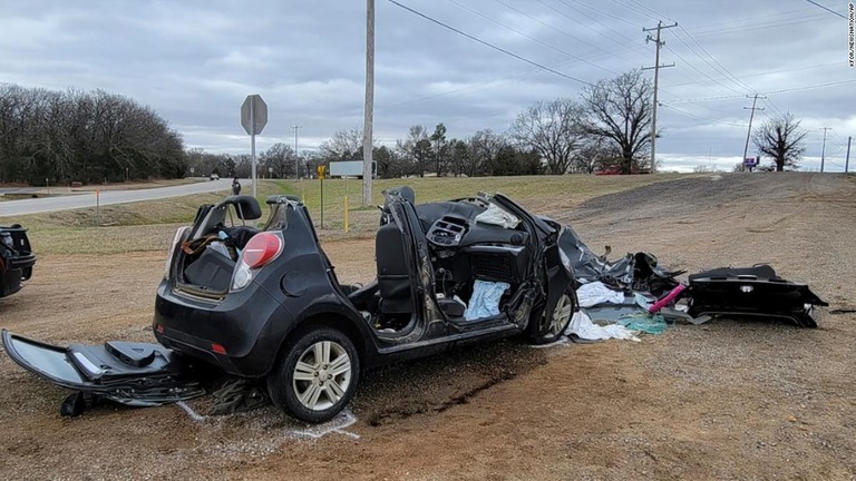 交通事故で損傷した車両＝２２日、米オクラホマ州ティショミンゴ/KFOR/NewsNation/AP