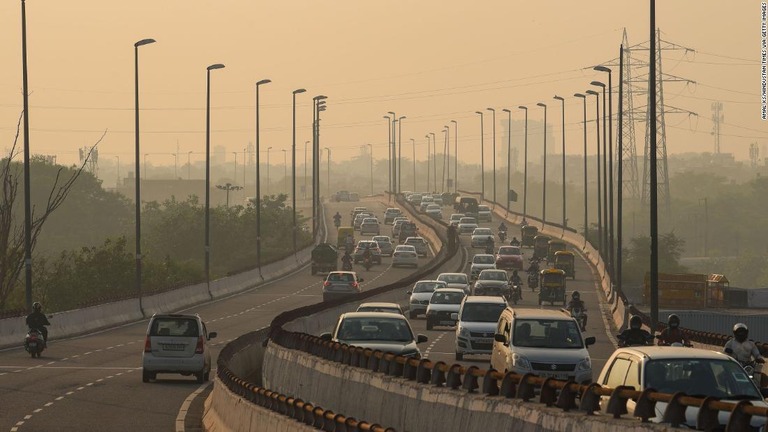 スモッグが立ち込めるインド・ニューデリーの空＝２０２１年１０月２０日/Amal KS/Hindustan Times via Getty Images