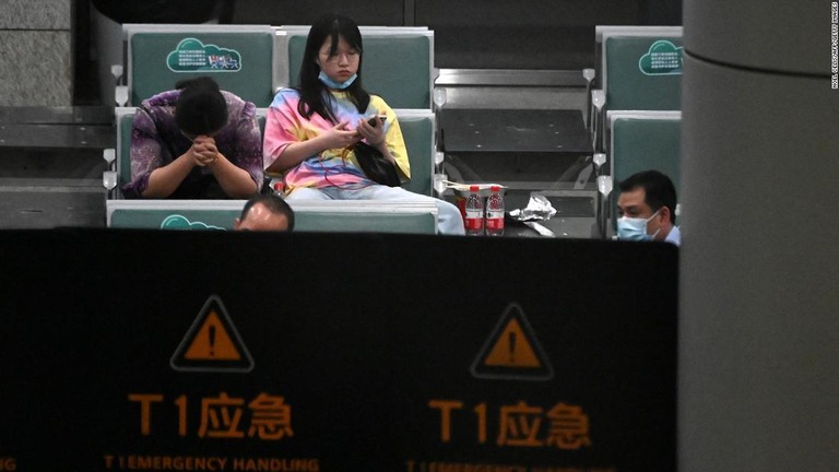 空港で待つ乗客の親族ら＝２２日、広州白雲国際空港/NOEL CELIS/AFP/Getty Images