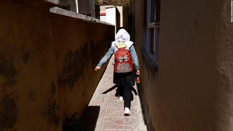 アフガニスタンの６年生より上の女子生徒の授業再開が延期された/ZOHRA BENSEMRA/REUTERS
