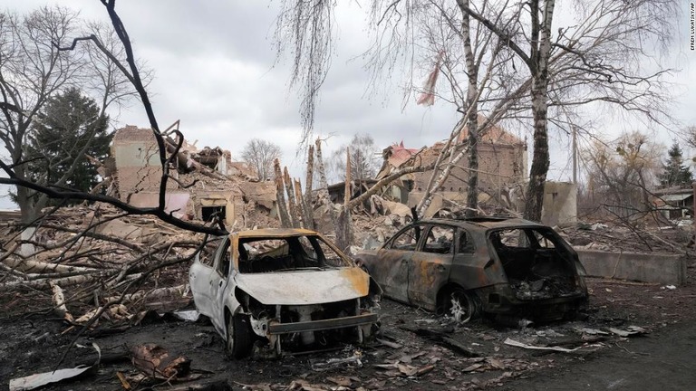 キエフ西方４０キロの村で、空爆後に撮影。車が激しく損傷＝４日/Efrem Lukatsky/AP