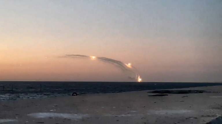 沖合の艦船から複数の巡航ミサイルが発射される映像がＳＮＳに公開された/Telegram
