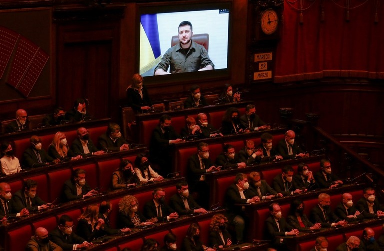 イタリア国会でビデオ演説を行ったウクライナのゼレンスキー大統領/Remo Casilli/AP