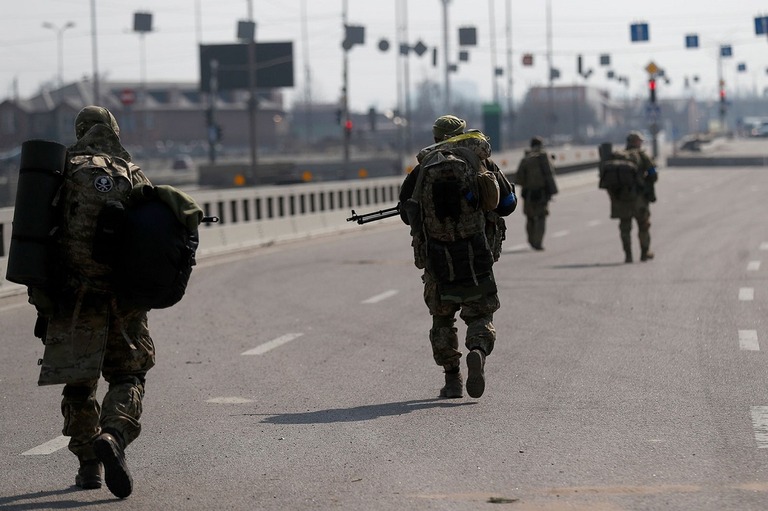 キエフ郊外を巡回するウクライナの兵士ら＝２３日/Atef Safadi/EPA-EFE/Shutterstock
