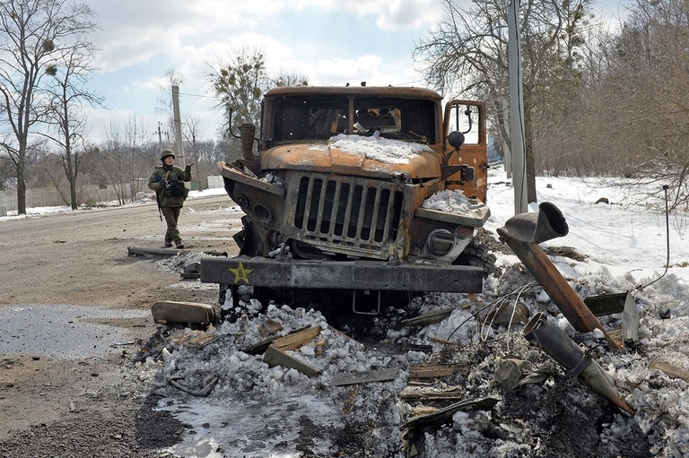 破壊されたロシア陸軍の車両＝１６日、ウクライナ・ハリコフ郊外/Sergey Bobok/AFP/Getty Images