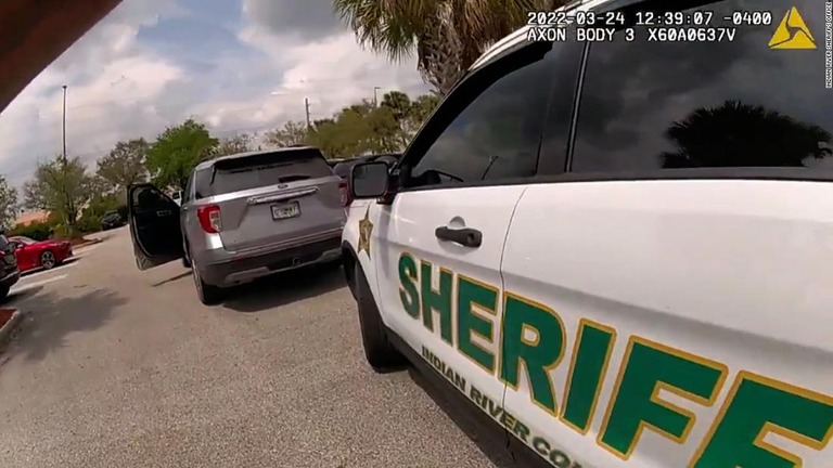 モスクに侵入し、逃走した男を追跡する警官のボディーカメラの映像/Indian River Sheriff's Office