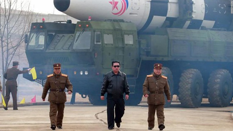 運搬されるミサイルの前方を歩く北朝鮮の金正恩総書記（中央）/Rodong Sinmun