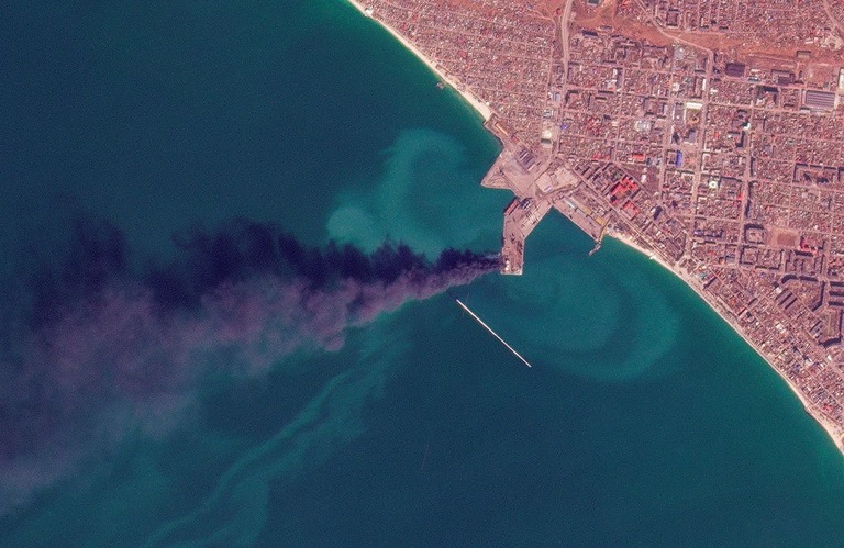 攻撃後に煙が上がる様子を写した衛星写真。ウクライナ海軍はこの攻撃でロシアの大型揚陸艦がベルジャンスクで沈んだとしている＝２４日/Planet Labs PBC/AP
