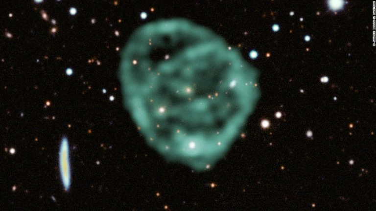 電波望遠鏡「MeerKAT」で捉えた謎の天体「奇妙な電波サークル（ＯＲＣ）」/© Jayanne English (U. Manitoba)