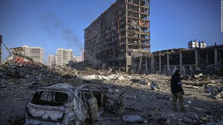 ロシア軍のウクライナ侵攻後、民間人の死者が１０００人を超えたと国連が発表した/ARIS MESSINIS/AFP/AFP via Getty Images