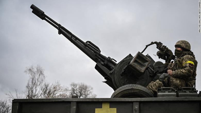 キエフ北東部の前線で対空機関砲ＺＵ２３－２に着座するウクライナ軍兵士＝２０２２年３月３日/ARIS MESSINIS/AFP/Getty Images