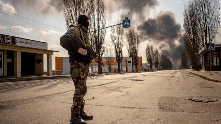 首都キエフ郊外で警護に立つウクライナ軍の兵士/FADEL SENNA/AFP/Getty Images