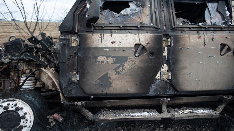 焼け落ちたロシア軍の戦闘車両。ドアにウクライナ侵攻支持を表す「Ｚ」が書かれている/Scott Peterson/Getty Images