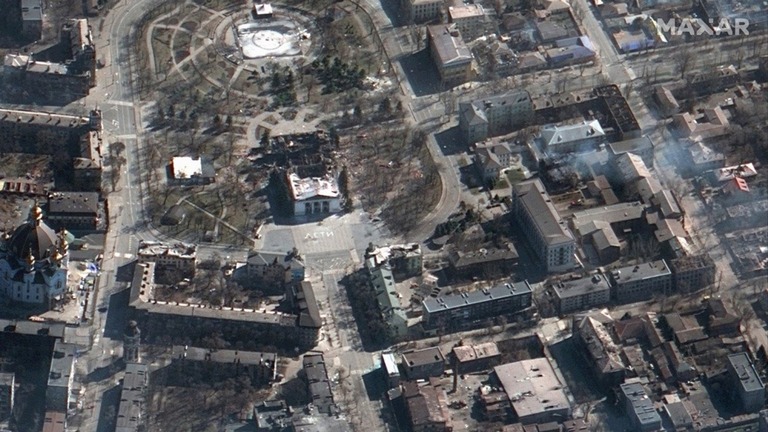 ロシア軍による爆撃の後で撮影されたマリウポリの劇場の衛星画像＝３月１９日/Maxar Technologies