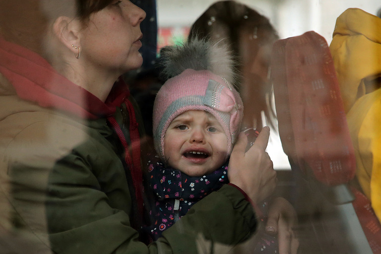 仏南西部アンダイエの鉄道駅に到着したウクライナからの避難民ら/Bob Edme/AP