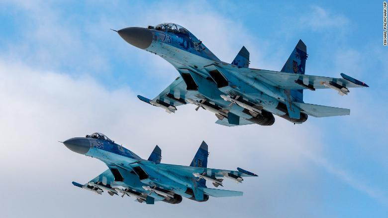 ウクライナ国内の基地上空を飛行するＳｕ２７戦闘機＝２０１８年１２月６日/Mikhail Palinchak/AP