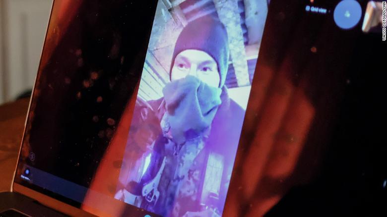 端末の画面越しにCNNのインタビューに答えるアンドリー氏。居場所は明かされていない/Vasco Cotovio/CNN