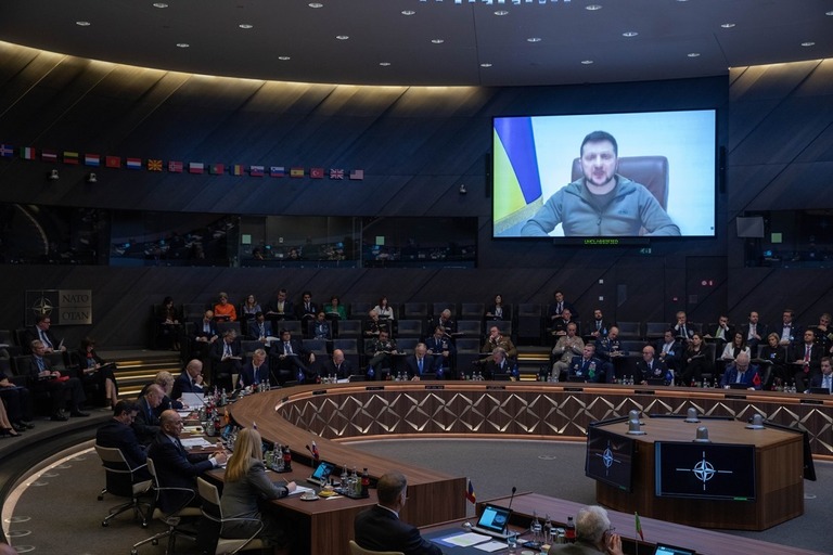ウクライナのゼレンスキー大統領が、ＮＡＴＯの緊急首脳会議でオンライン演説を行った/NATO Pool/Anadolu Agency/Getty Images