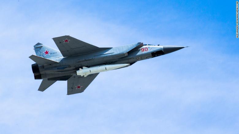 空中発射型ミサイル「キンジャル」を搭載して飛行するロシア空軍のミグ３１Ｋ戦闘機＝２０１８年５月９日/Alexander Zemlianichenko/AP