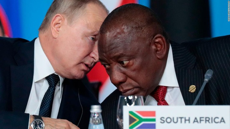 ロシアのプーチン大統領（左）と南アフリカのラマポーザ大統領＝２０１９年１０月、ロシア・ソチ/Sergei Chirikov/Pool/AP