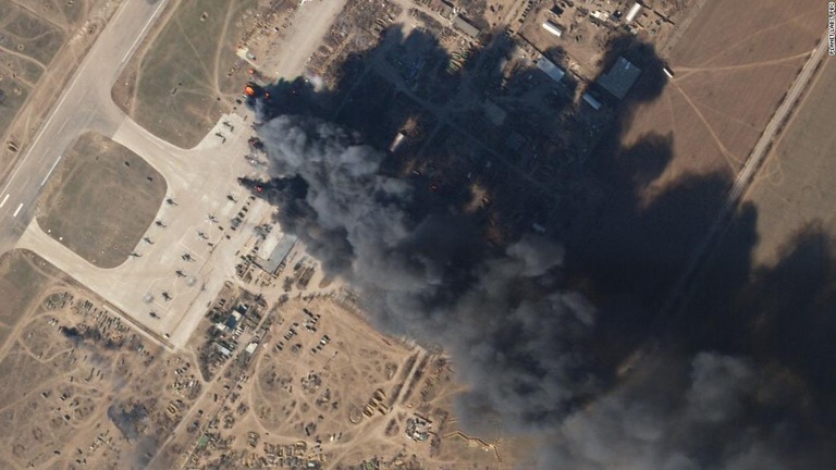 ヘルソン国際空港から立ち上る黒煙。衛星写真を拡大すると、複数のヘリコプターから火の手が上がっているのがわかる＝１５日/Planet Labs, PBC