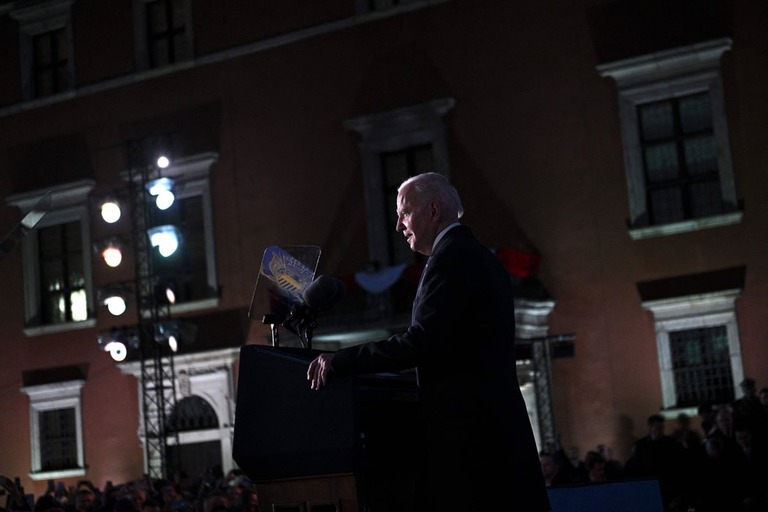 演説するバイデン米大統領＝２６日、ポーランド・ワルシャワ王宮/Brendan Smialowski/AFP/Getty Images