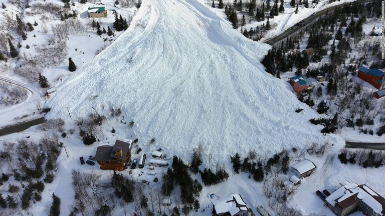 米アラスカ州アンカレジのイーグルリバー地域で大規模な雪崩が発生した/Anchorage Mayor Dave Bronson/Twitter