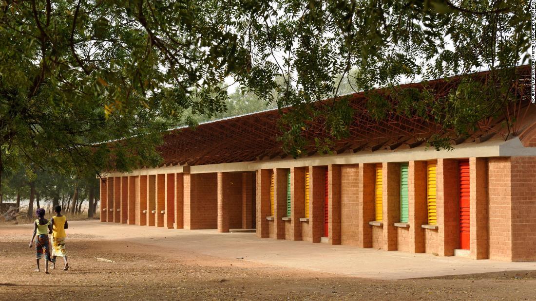 ガンド小学校。ケレ氏が２００８年に拡張工事を完了させた後に撮影/courtesy Francis Kere/Pritzker Architecture Prize