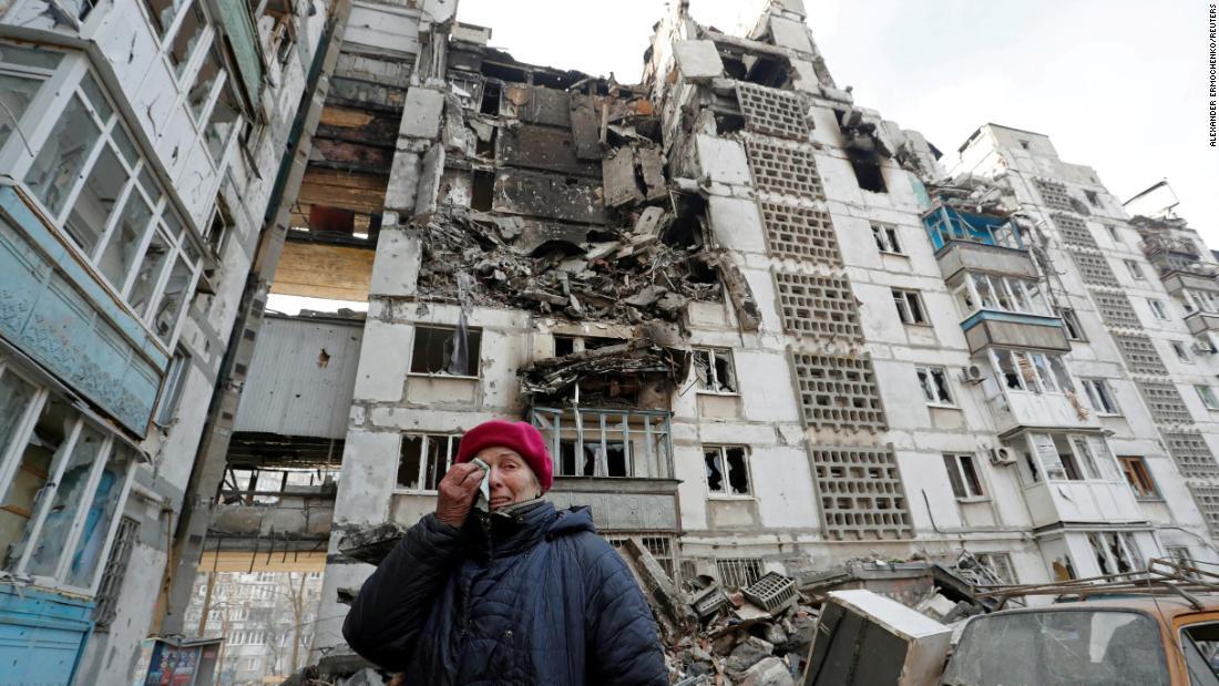 自分の住む集合住宅を破壊された女性=27日、マリウポリ/Alexander Ermochenko/Reuters