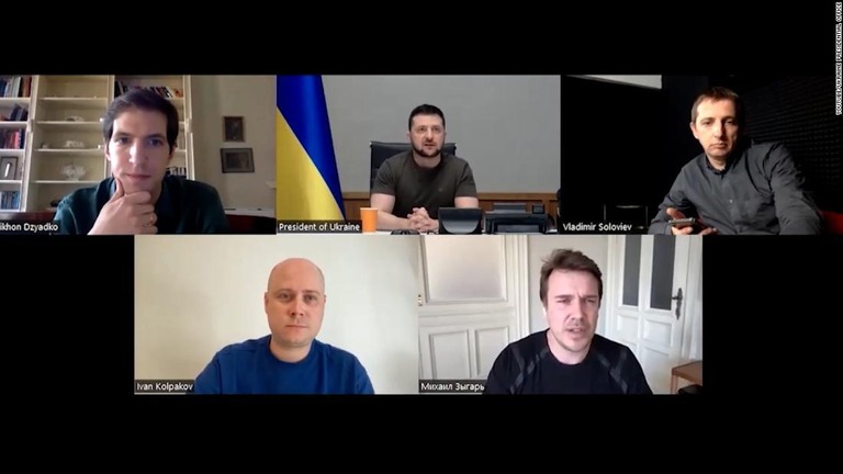 ウクライナのゼレンスキー大統領（上段中央）にインタビューするロシアの独立系ジャーナリストら/YouTube/Ukraine Presidential Office