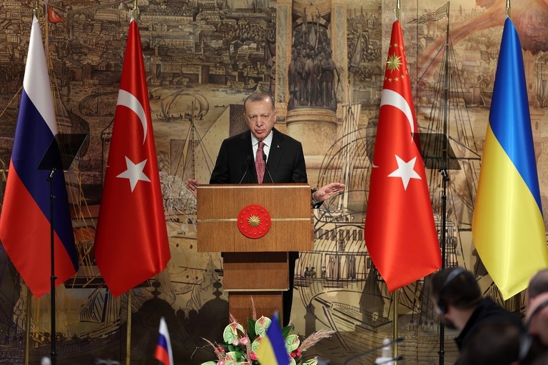 停戦交渉前に発言するトルコのエルドアン大統領＝２９日、トルコ・イスタンブール/Arda Kucukkaya/Anadolu Agency/Getty Images
