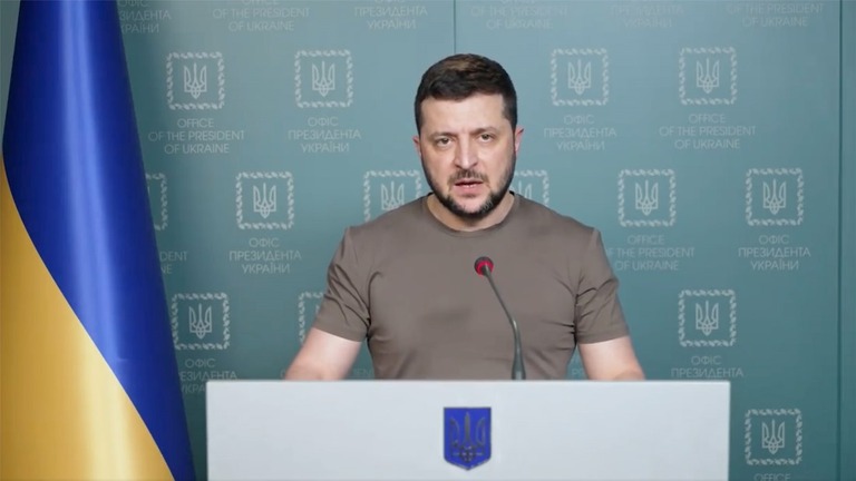 ＳＮＳに投稿した動画で演説するウクライナのゼレンスキー大統領/From Ukrainian Government Facebook