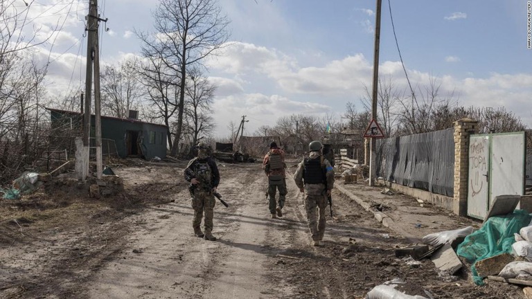 キエフ近郊の村を歩くウクライナの兵士＝２７日/MARKO DJURICA/REUTERS