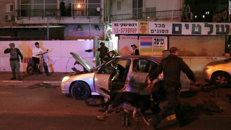 銃撃現場で捜査を行う警官ら＝２９日、テルアビブ東郊のブネイブラク/Oded Balilty/AP