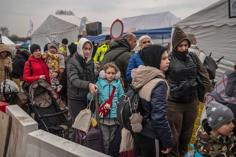 ポーランド南東部メディカへの国境越えを待つウクライナの避難者ら＝２９日/Angelos Tzortzinis/AFP/Getty Images