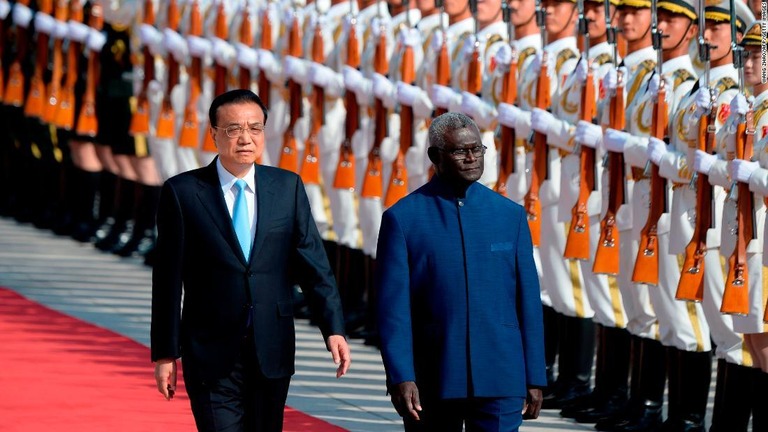 中国の人民大会堂での歓迎式典で閲兵するソロモン諸島のソガバレ首相（右）と中国の李克強首相＝２０１９年１０月９日/WANG ZHAO/AFP/Getty Images