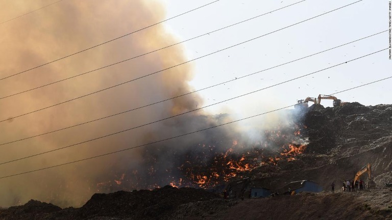 印ニューデリー東郊のごみ埋め立て地で火災が発生し、ほぼ２日間にわたって燃え続けた/Salman Ali/Hindustan Times/Getty Images