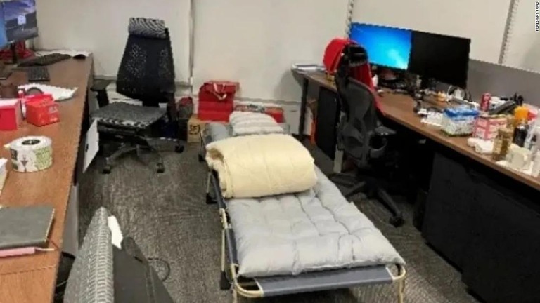 オフィスの机の間に設置された折りたたみ式ベッド＝中国・上海/Foresight Fund