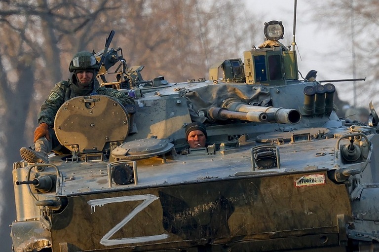 Ｚのマークを描いた戦車を駆るロシア軍の兵士/Sefa Karacan/Anadolu Agency/Getty Images