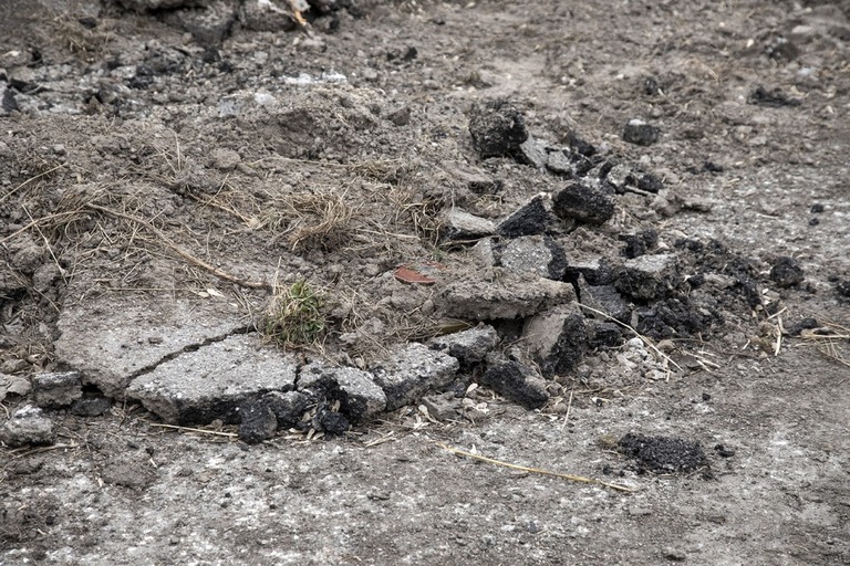 ロシア軍が設置したという地雷。前線となっているキエフ東部の街路で見つかった/Narciso Contreras/Anadolu Agency/Getty Images
