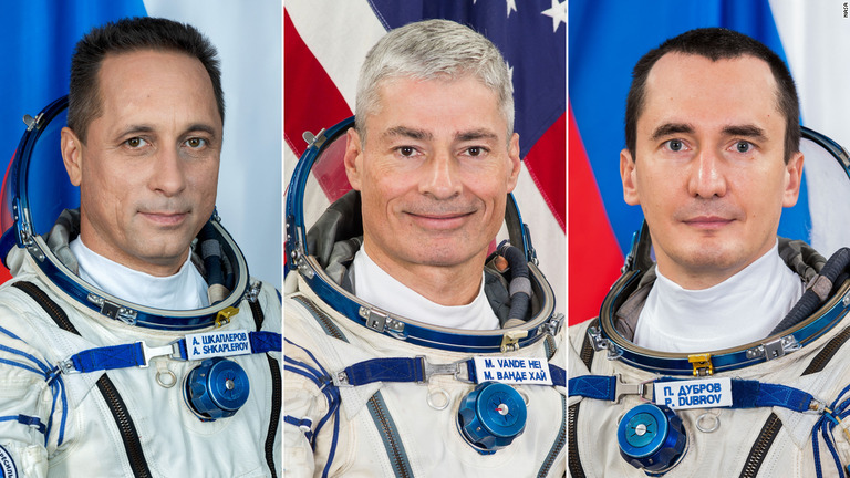 （左から）ロシアの宇宙飛行士アントン・シュカプレロフさん、ＮＡＳＡの宇宙飛行士マーク・バンデ・ヘイさん、ロシアの宇宙飛行士ピョートル・ドゥブロフさん/NASA