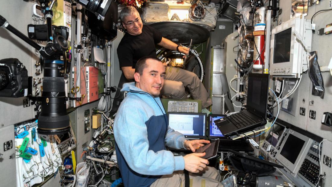 マーク・バンデ・ヘイさん（後方）とピョートル・ドゥブロフさん/NASA